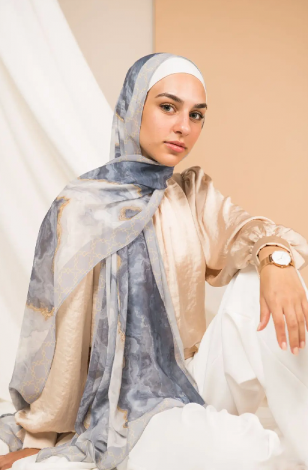 Hijab Brokat dengan Nuansa Emas